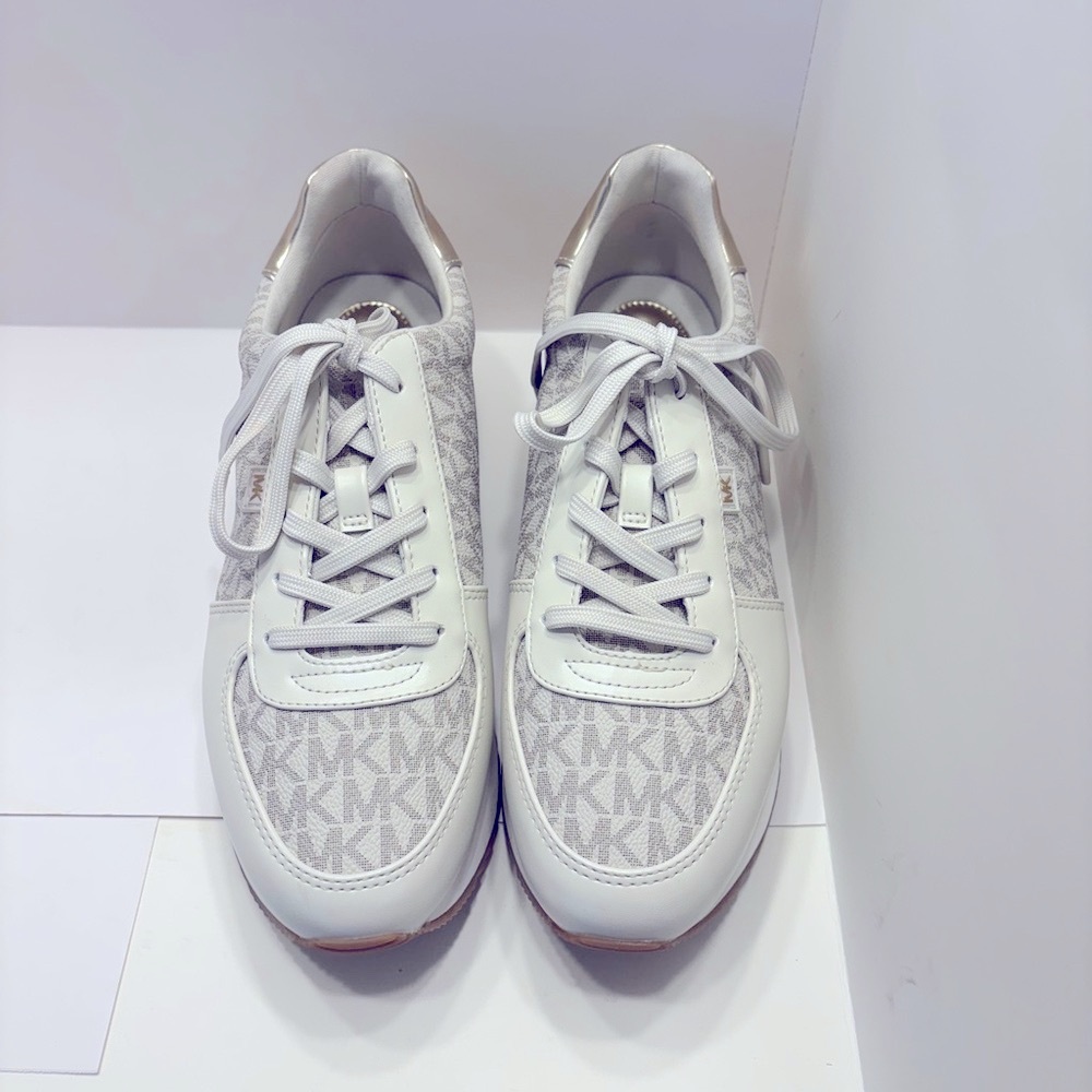 MICHAEL KORS SHOES ATHLETIC WOMEN SIZE 9.5
NEW WHITE & GOLD “MK” BRAND FABRIC
